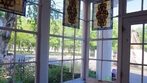 Una habitación con ventanas amplias y vidrieras.