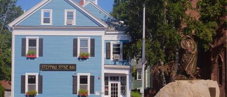 A blue building with a sign reading "Stepping Stone Inn".