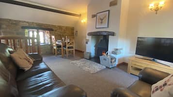 Superior Cottage, 2 Bedrooms (Seran Gipsy) | Living area | Flat-screen TV, fireplace