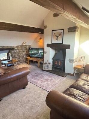Cottage Superior, 3 phòng ngủ (Valencourt) | Khu phòng khách | TV màn hình phẳng, lò sưởi