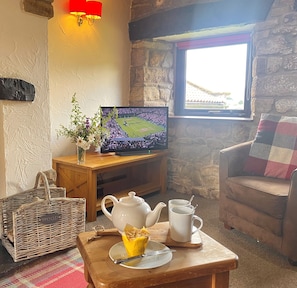 Cottage Superior, 2 phòng ngủ (Mustard) | Khu phòng khách | TV màn hình phẳng, lò sưởi