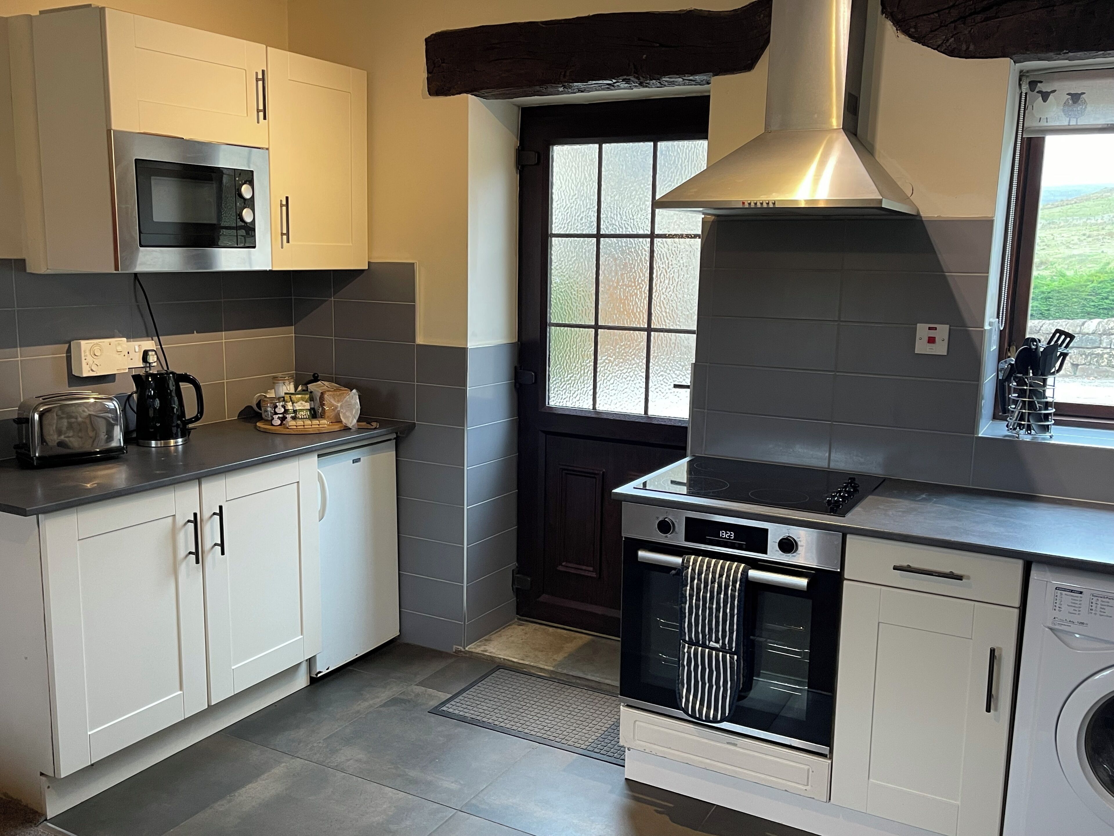 สแตนดาร์ดคอทเทจ, 2 ห้องนอน, ชั้นล่าง (Boothferry) | ครัวส่วนตัว | ตู้เย็น, ไมโครเวฟ, เตาอบ, กาต้มน้ำไฟฟ้า