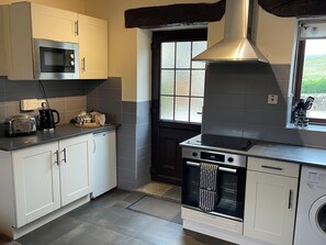 Standard Cottage, 2 Bedrooms, Ground Floor (Boothferry) | Dapur peribadi | Peti sejuk, ketuhar gelombang mikro, ketuhar, cerek elektrik 