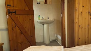 Superior Cottage, 3 Bedrooms (Valencourt) | Bathroom | Hair dryer, towels, toilet paper