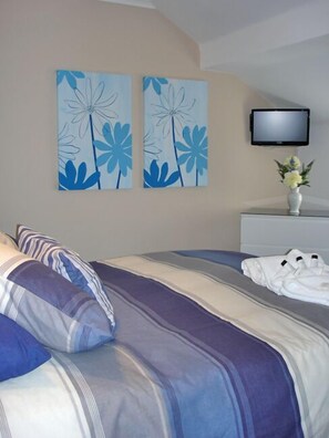 Desk, soundproofing, iron/ironing board, free WiFi - South Beach Apartments (Blackpool)