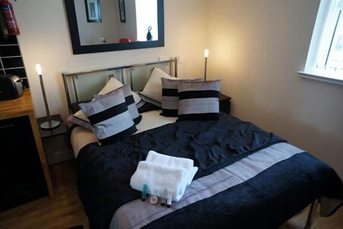 Standard Studio (First Floor) | Desk, soundproofing, iron/ironing board, free WiFi