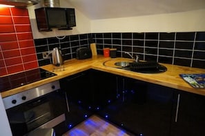 Appartement Standard, 1 chambre (Second Floor) | Cuisine privée | Grand réfrigérateur, micro-ondes, plaque de cuisson