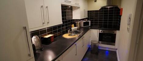 Standardlejlighed - 1 soveværelse (Lower Ground Floor) | Privat køkken | Køleskab/fryser i fuld størrelse, mikrobølgeovn, kogeplade, elkedel