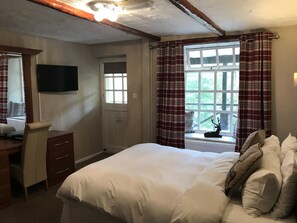 ห้องสแตนดาร์ดดับเบิล, อ่างอาบน้ำ | เตารีด/โต๊ะรีดผ้า, Wi-Fi ฟรี, ผ้าปูที่นอน