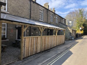 ด้านหน้าที่พัก