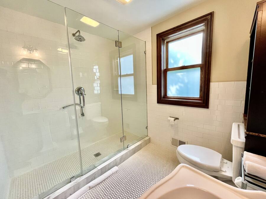 Ein Badezimmer mit Duschkabine, Toilette und Badewanne.