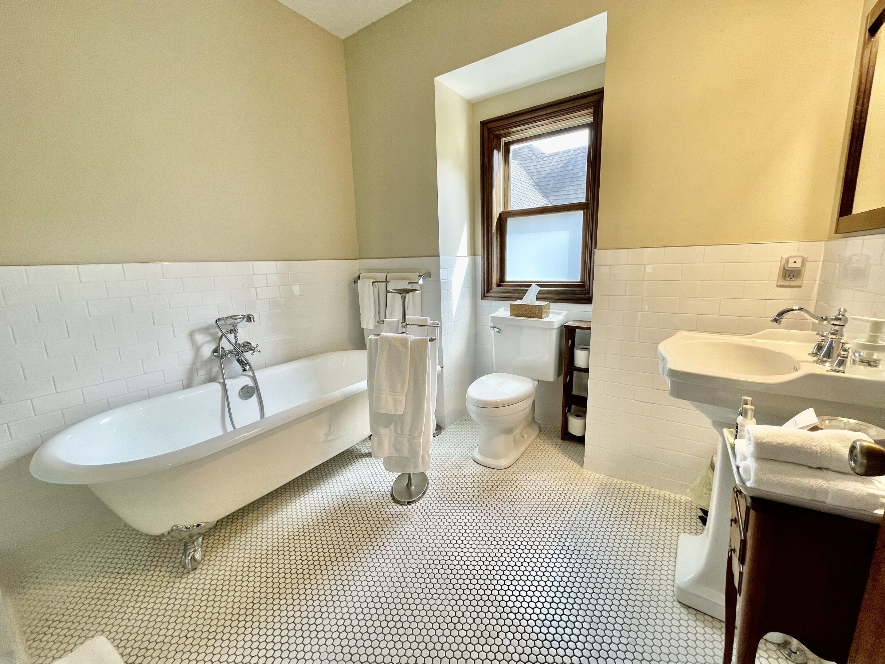 Un baño con bañera, inodoro y lavamanos.