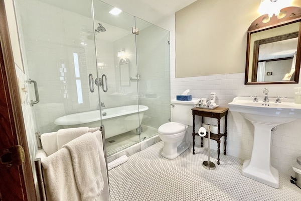 Deluxe Double Room, Private Bathroom | Bathroom