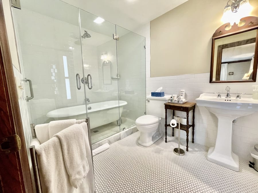 Deluxe Double Room, Private Bathroom | Bathroom