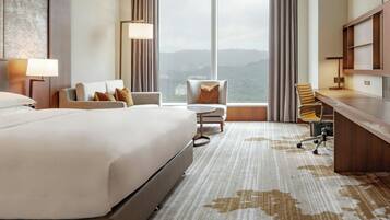 Executive Room, 1 King Bed, Mountain View (Executive Level) | Hypo-allergenic bedding, free minibar, in-room safe, desk