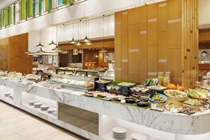 2 restaurants, breakfast, lunch, dinner served; international cuisine