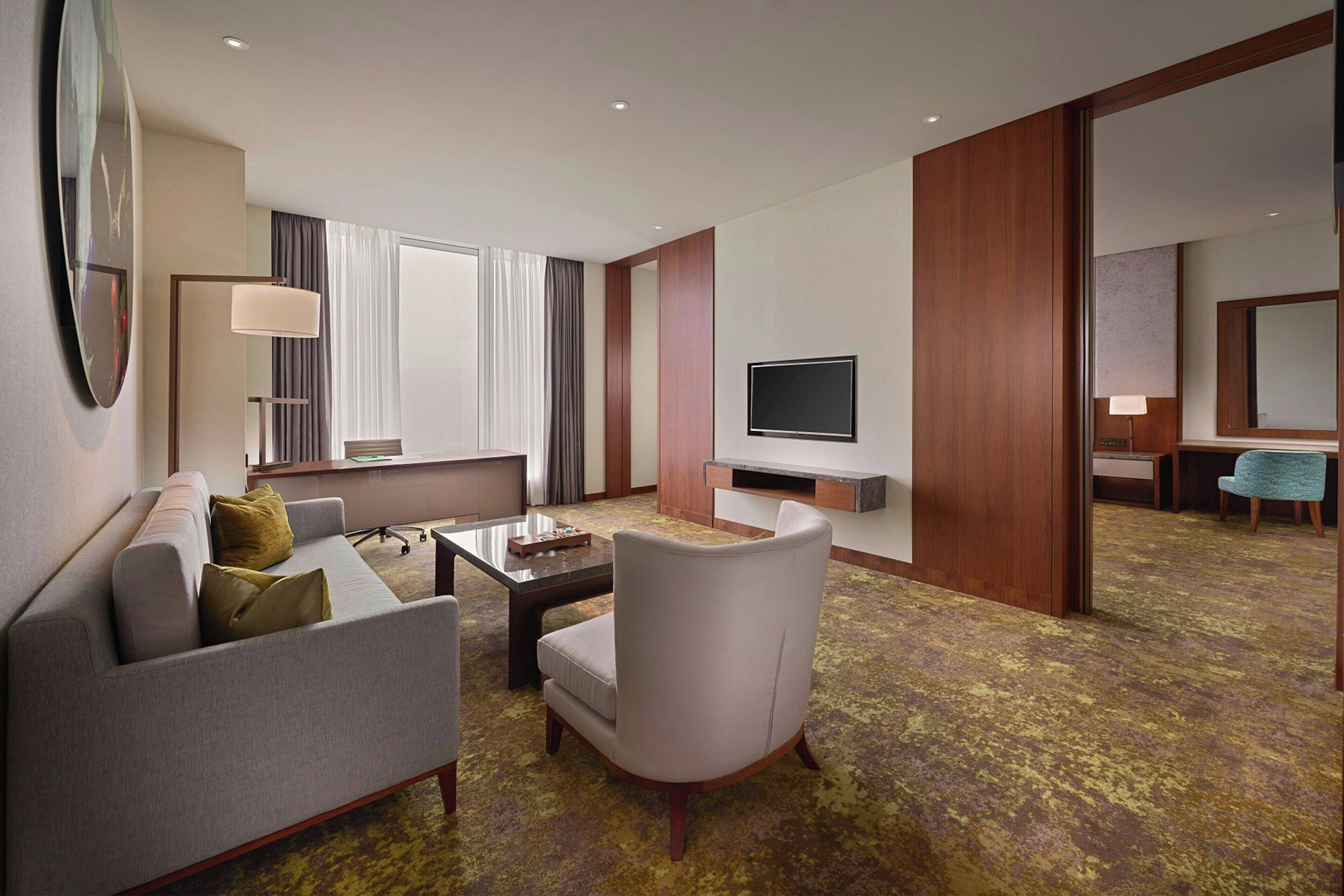 deluxe suite, 1 bedroom, non smoking | hypo-allergenic bedding, free minibar, in-room safe, desk