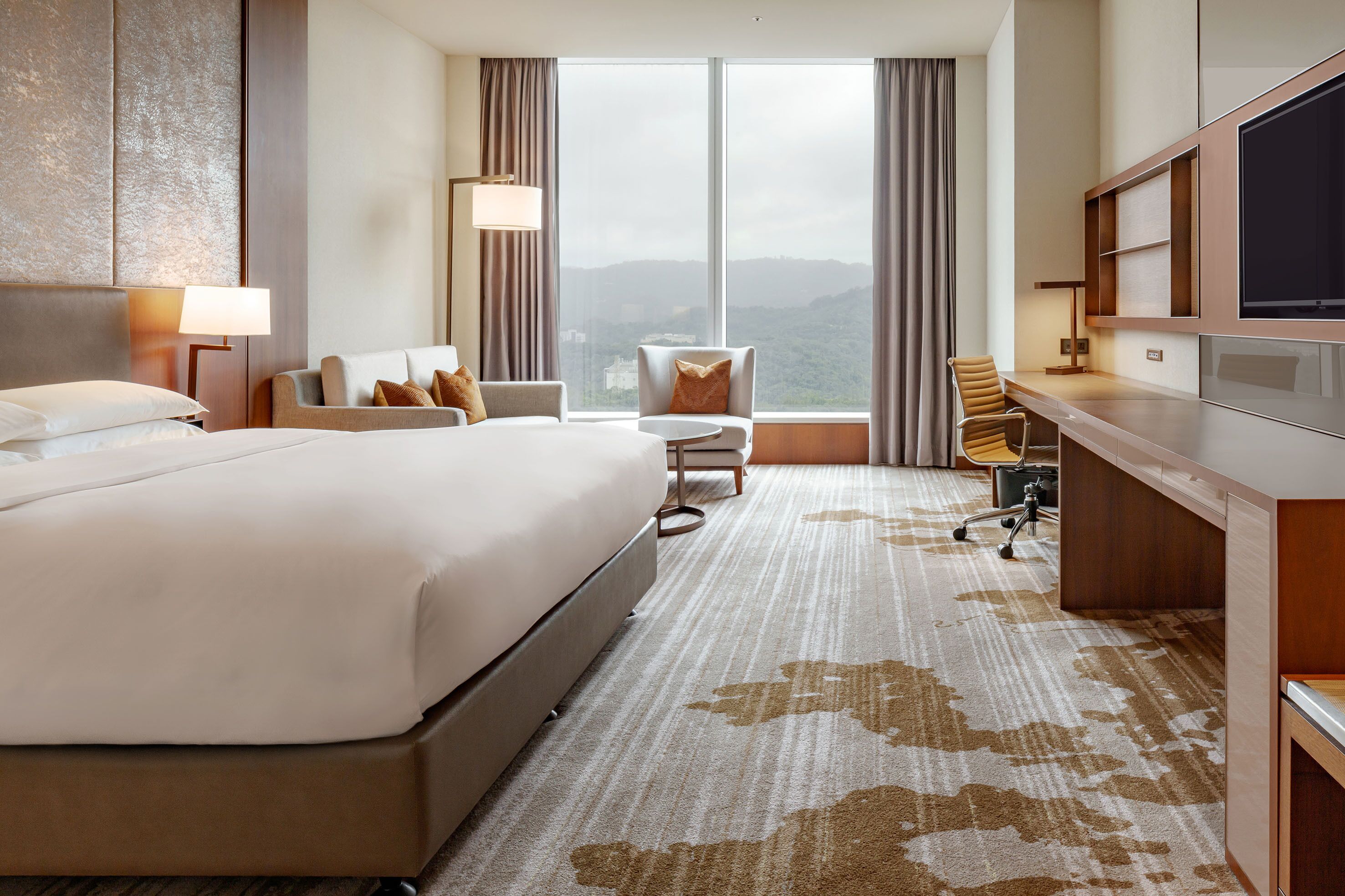 hypo-allergenic bedding, free minibar, in-room safe, desk