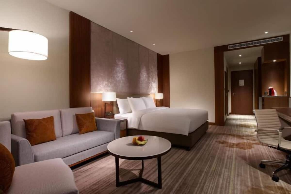 Hypo-allergenic bedding, free minibar, in-room safe, desk