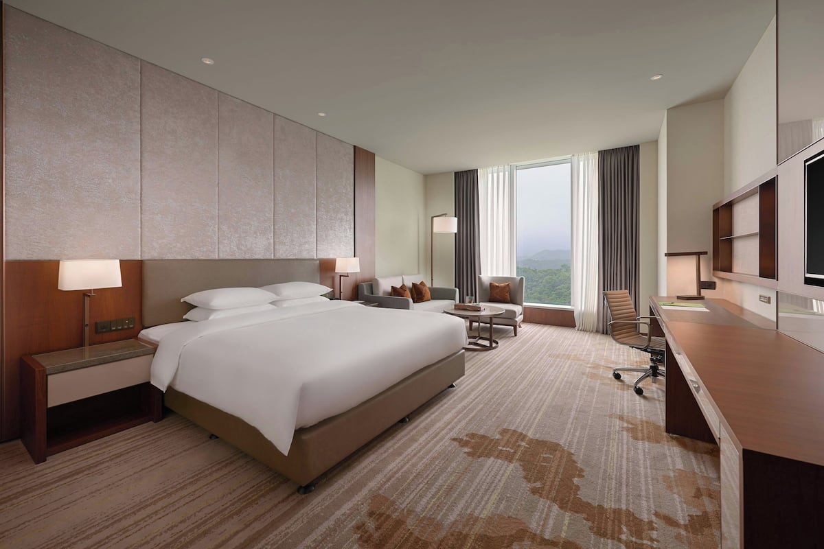 Hypo-allergenic bedding, free minibar, in-room safe, desk