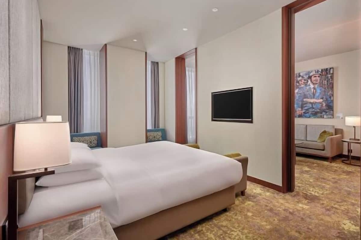 Hypo-allergenic bedding, free minibar, in-room safe, desk