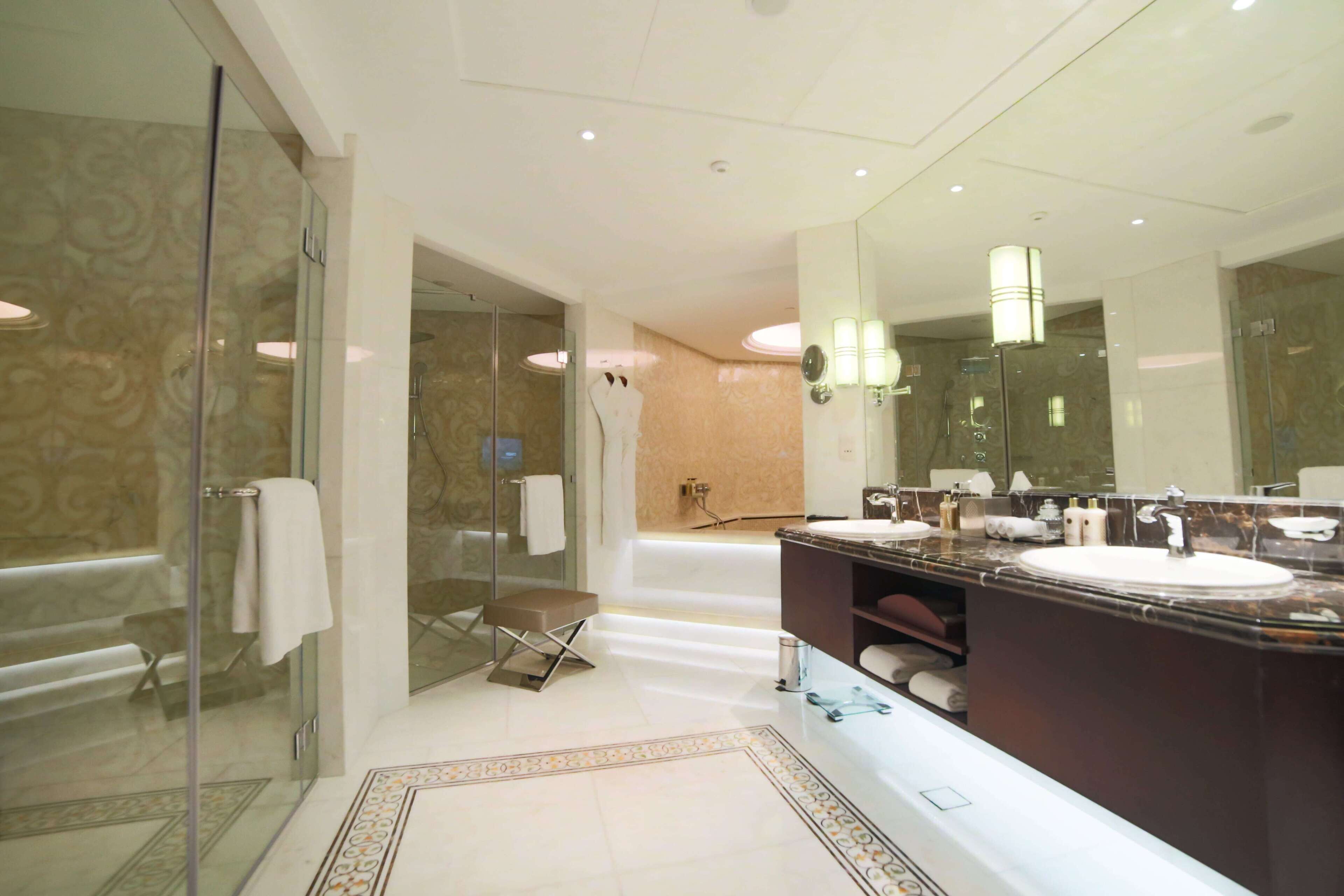 Suite presidencial | Ropa de cama hipoalergénica, edredones de plumas, minibar y caja fuerte