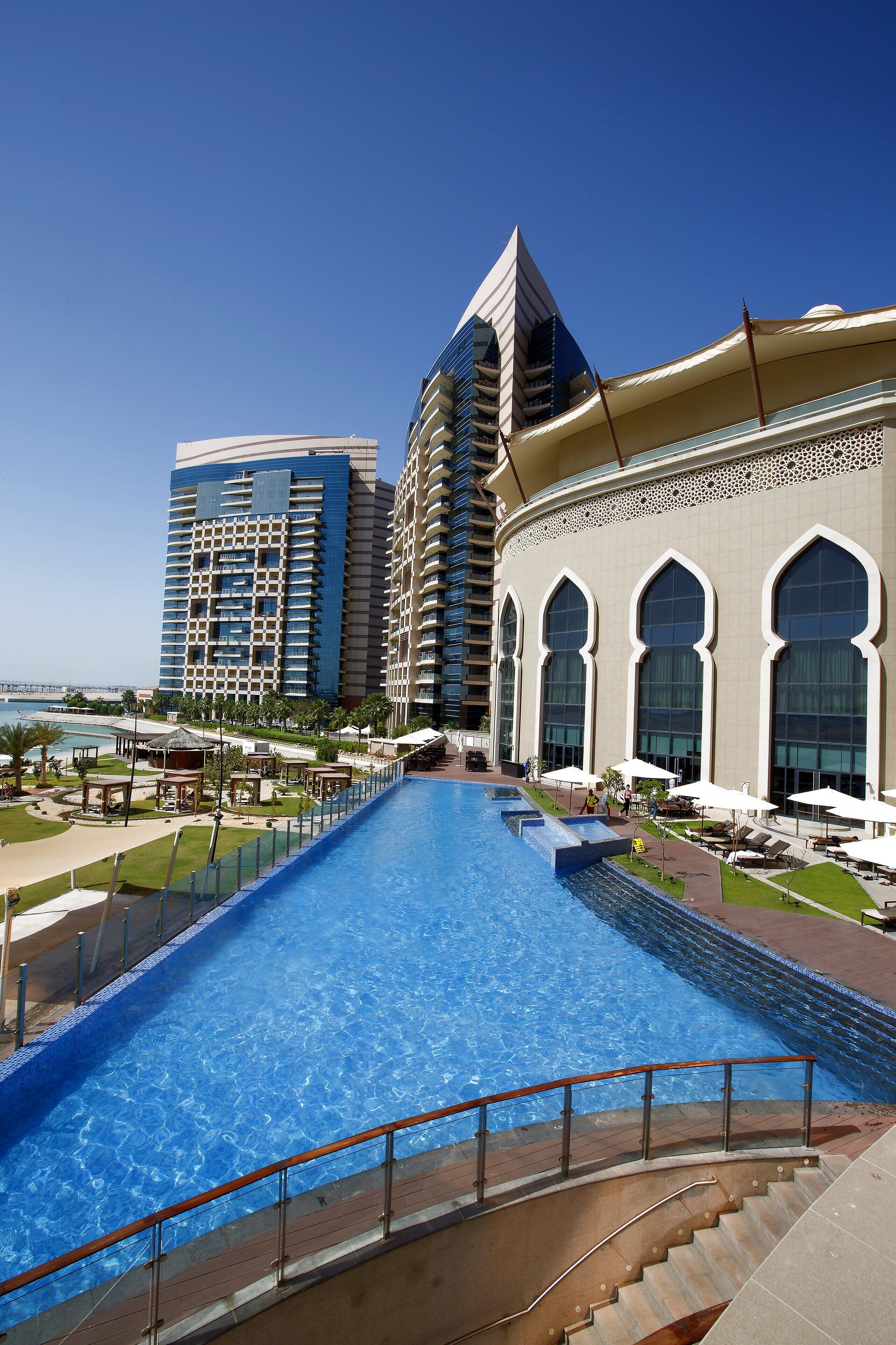 室外泳池；泳池傘、躺椅