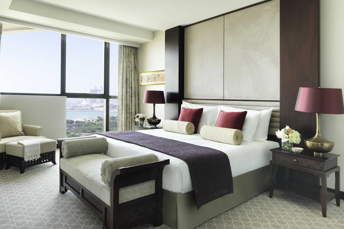 Phòng Suite Deluxe, 1 giường cỡ king, quang cảnh biển | 1 phòng ngủ, bộ đồ giường kháng dị ứng, chăn bông, minibar