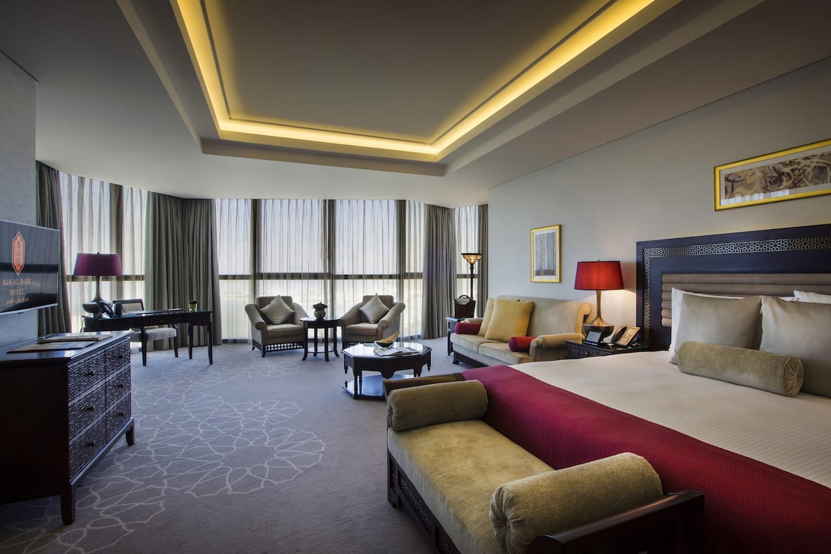 Phòng Suite Junior, 1 giường cỡ king (Palace View) | 1 phòng ngủ, bộ đồ giường kháng dị ứng, chăn bông, minibar