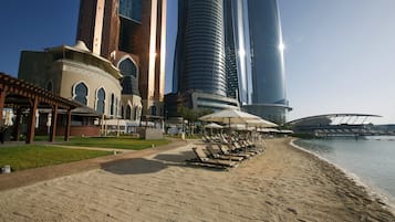 Plage privée, sable blanc, chaises longues, parasols