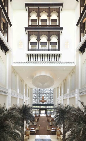 Leilighet, 1 kingsize-seng, byutsikt | Allergitestet sengetøy, dundyner, minibar og safe på rommet