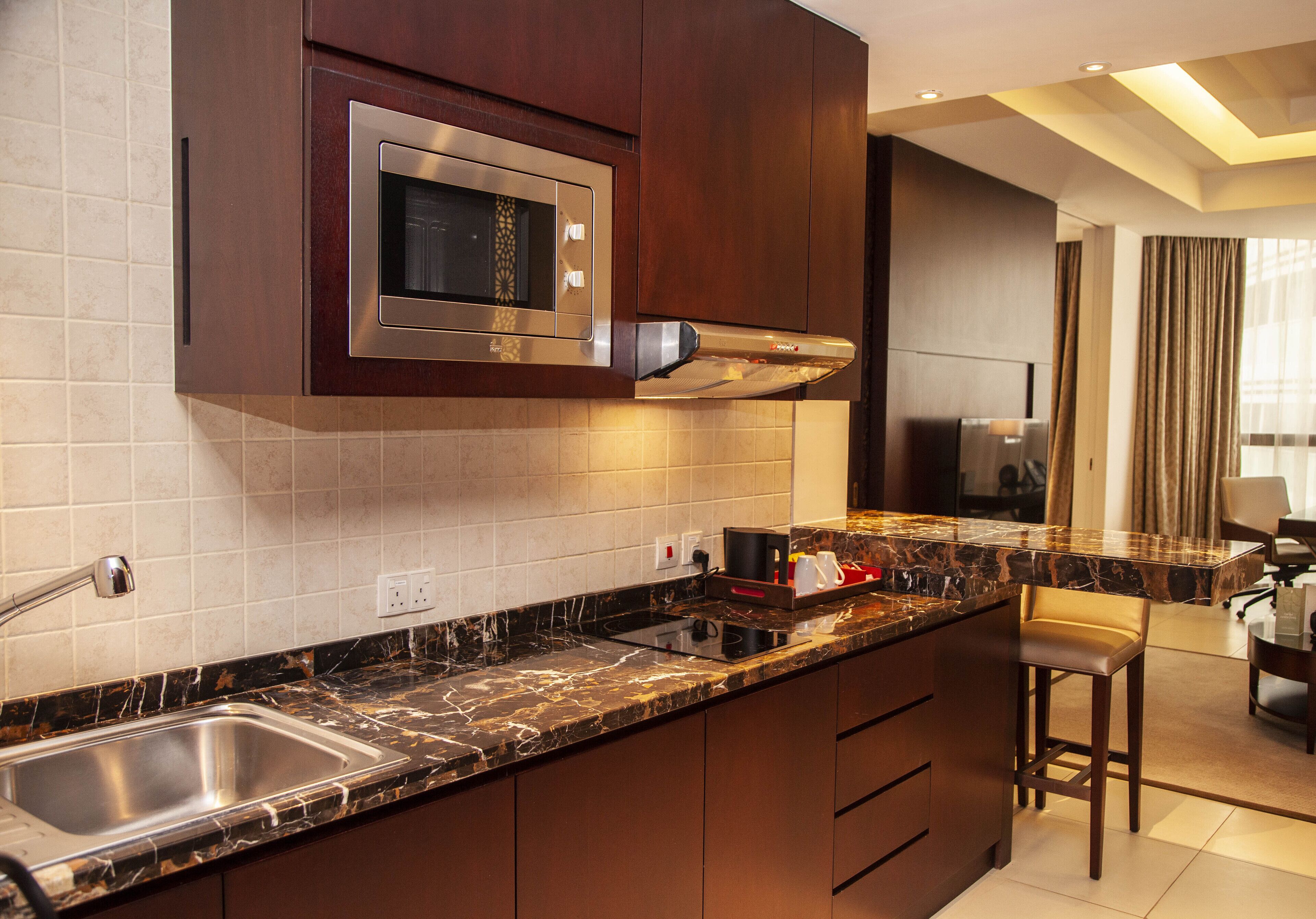Apartment, 1 King Bed, City View | Private kitchen