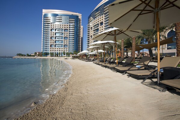 Private beach, white sand, sun-loungers, beach umbrellas - Bab Al Qasr Hotel (Abu Dhabi)