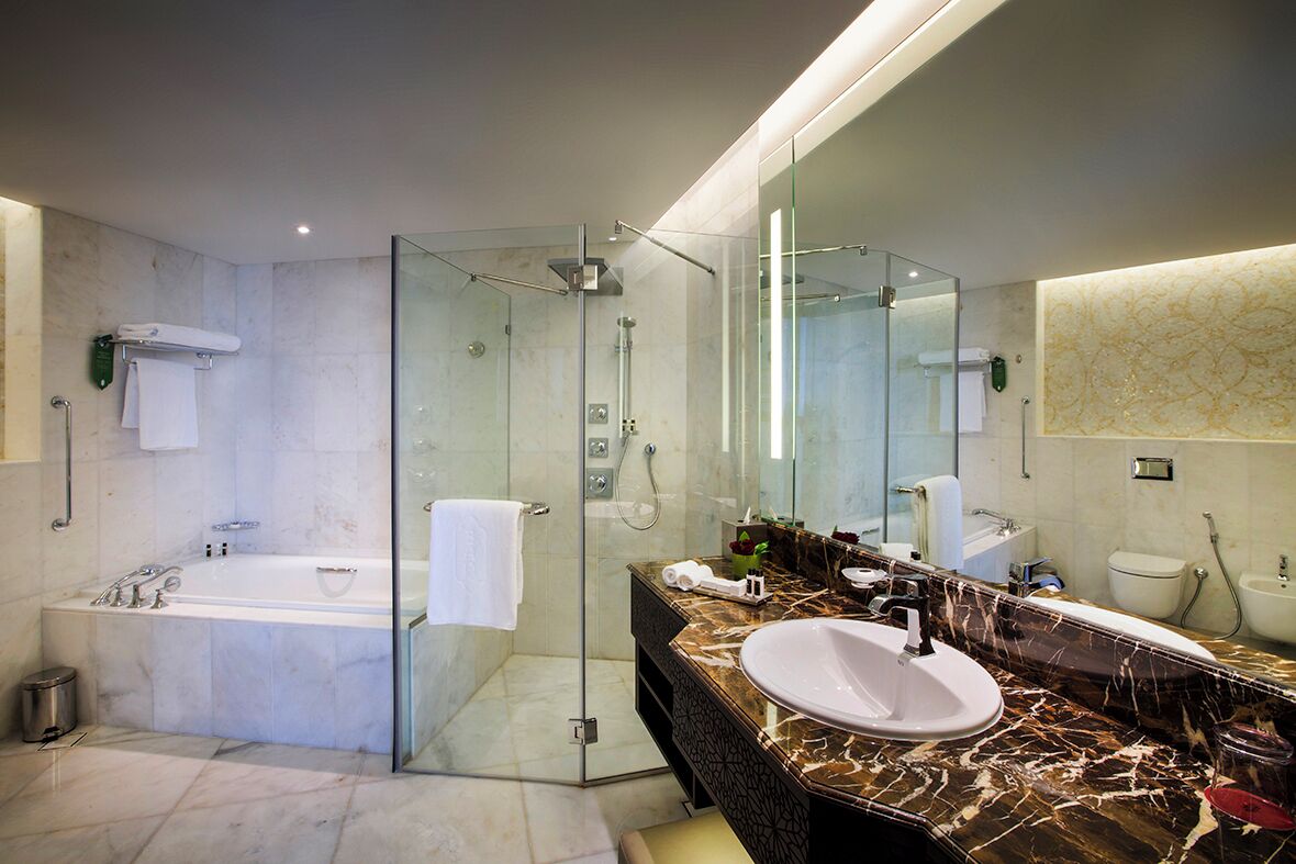 Deluxe Room, 1 King Bed (Palace View) | Bathroom | Separate tub and shower, deep soaking tub, rainfall showerhead