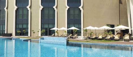 Utendørsbasseng, bassengparasoller og solsenger