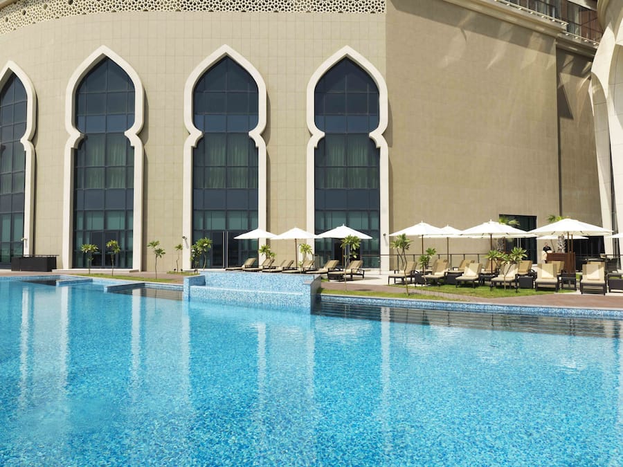 Udendørs pool, parasoller, liggestole