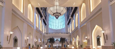 Appartamento, 1 letto king, vista città | Biancheria da letto ipoallergenica, copriletto in piuma, minibar