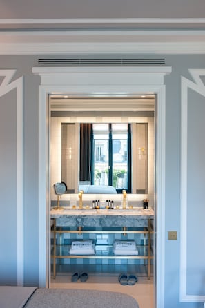 Signature Suite | Bathroom | Combined shower/tub, designer toiletries, hair dryer, bathrobes
