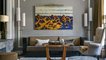 Suite | Luxe beddengoed, een minibar, een kluis op de kamer, een bureau