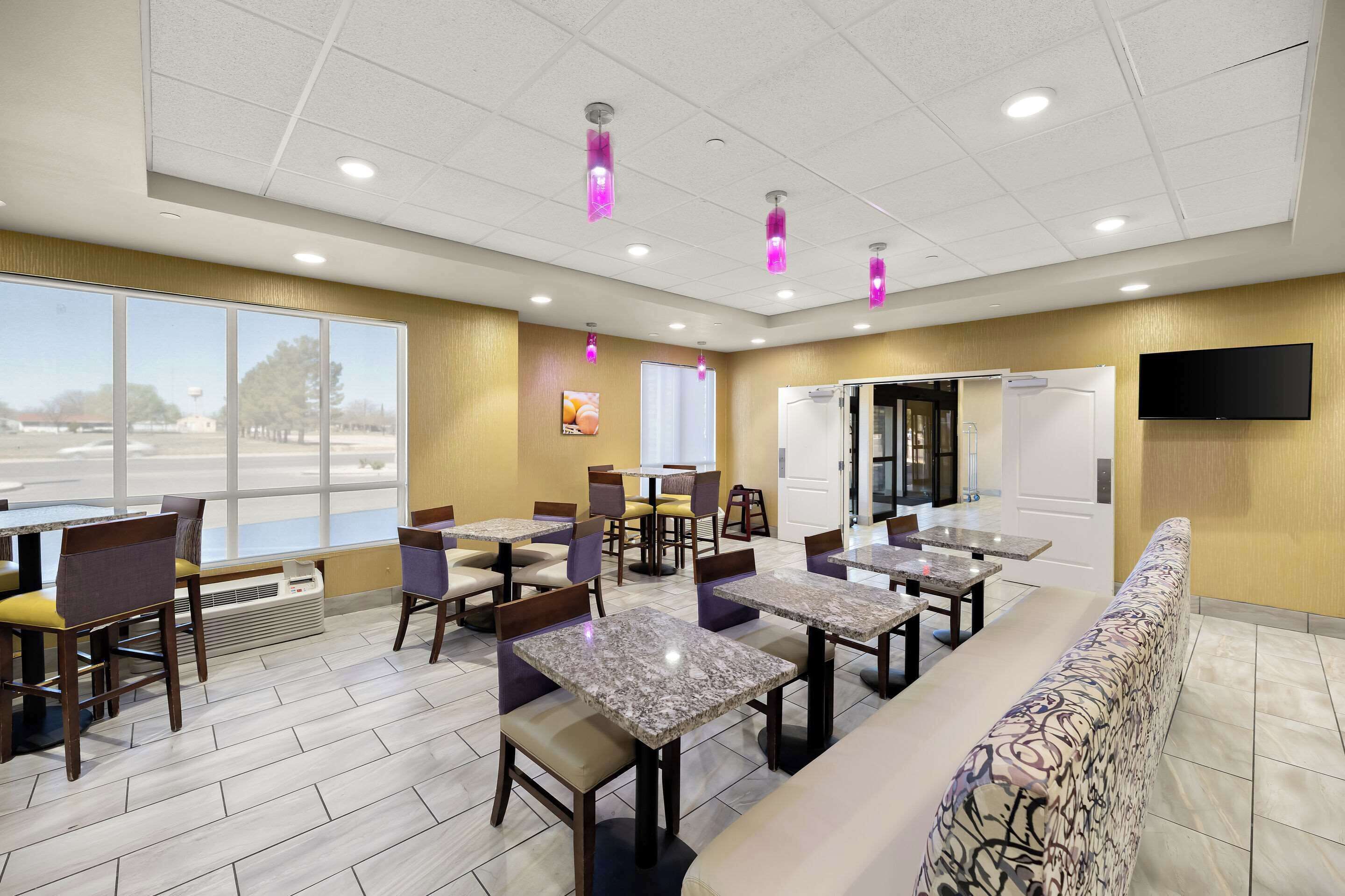 朝食 (ビュッフェ)、毎日提供 (無料)