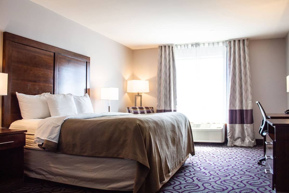 Bureau, systĂšme dâinsonorisation, fer et planche Ă repasser