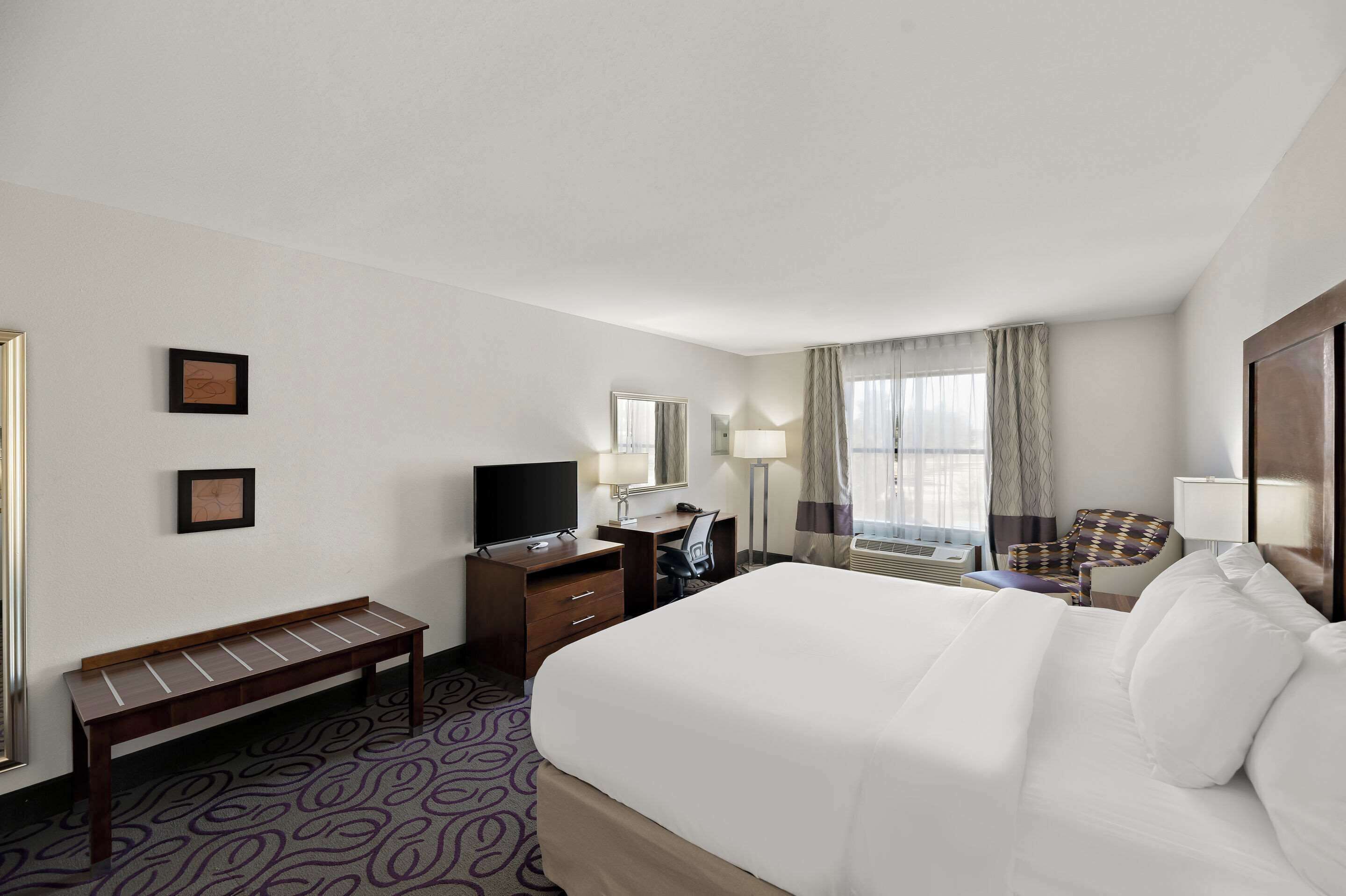 standard room, 1 king bed, non smoking | desk, soundproofing, iron/ironing board, free wifi