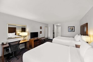 Habitación estándar, 2 camas Queen size, para no fumadores | Escritorio, insonorización, tabla de planchar con plancha y wifi gratis 