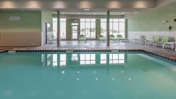 Piscine couverte, accès possible de 06 h 00 à 23 h 00, chaises longues
