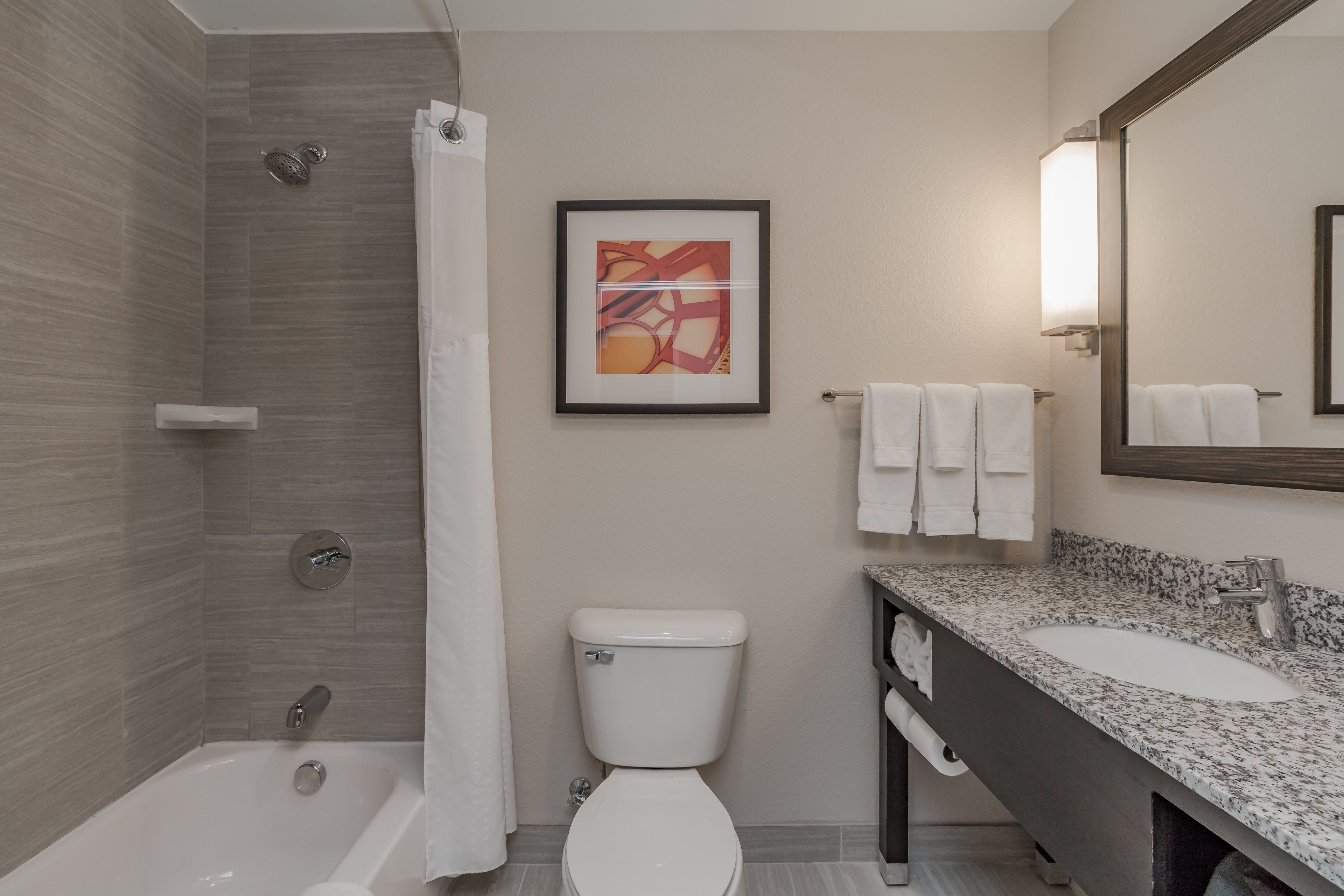 Un baño moderno con bañera, inodoro y lavamanos.