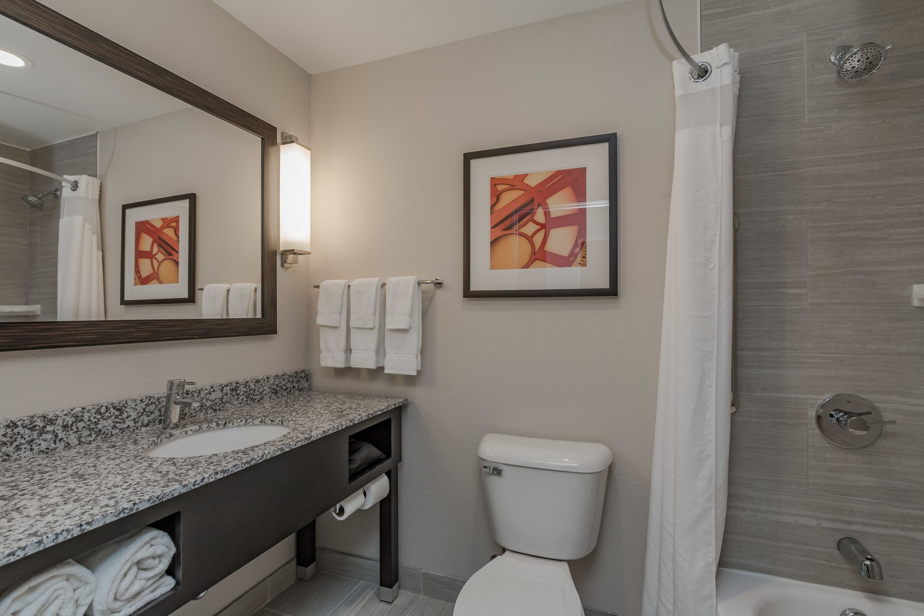 combined shower/bathtub, hair dryer, towels