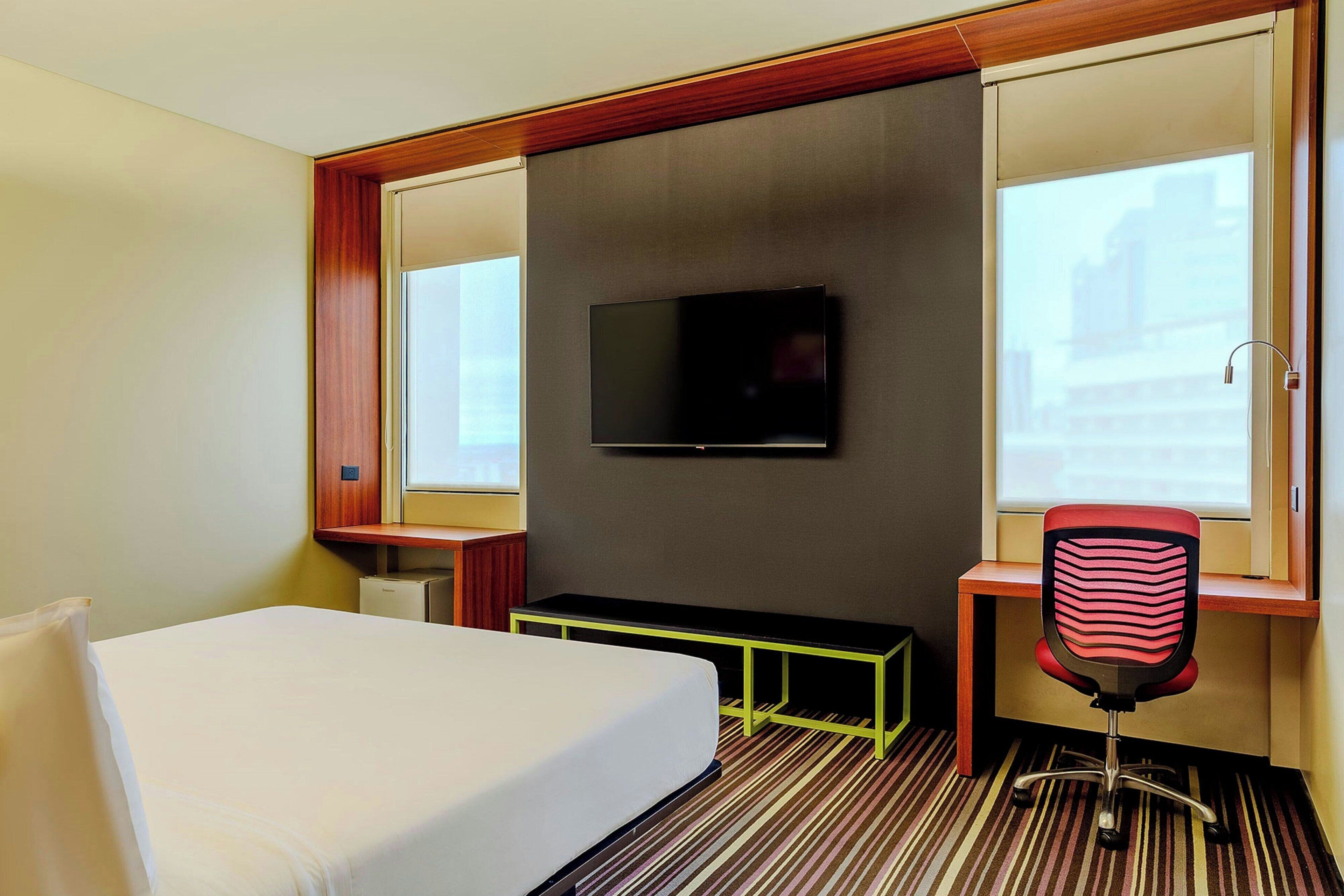 aloft, Room, 1 King Bed, City View | Minibar, in-room safe, desk, blackout drapes