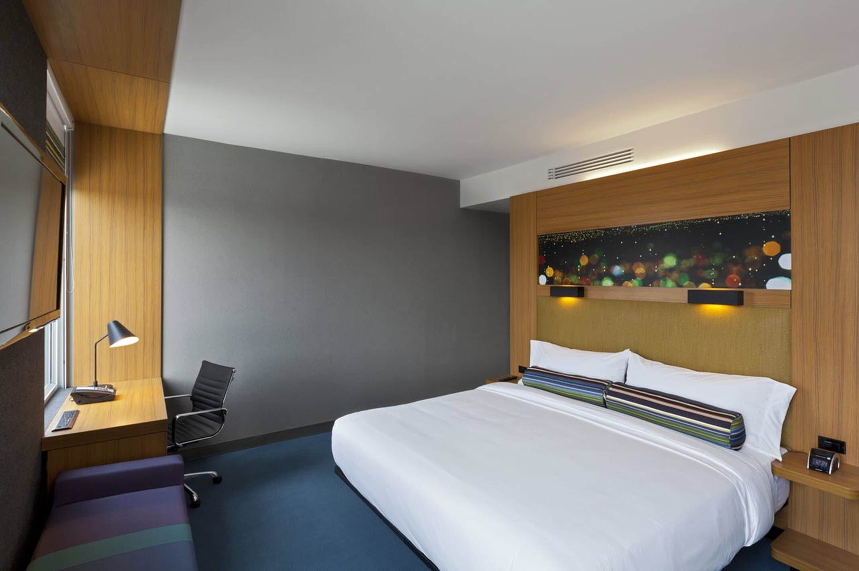 aloft, room, 1 king bed, city view | minibar, in-room safe, desk, blackout curtains