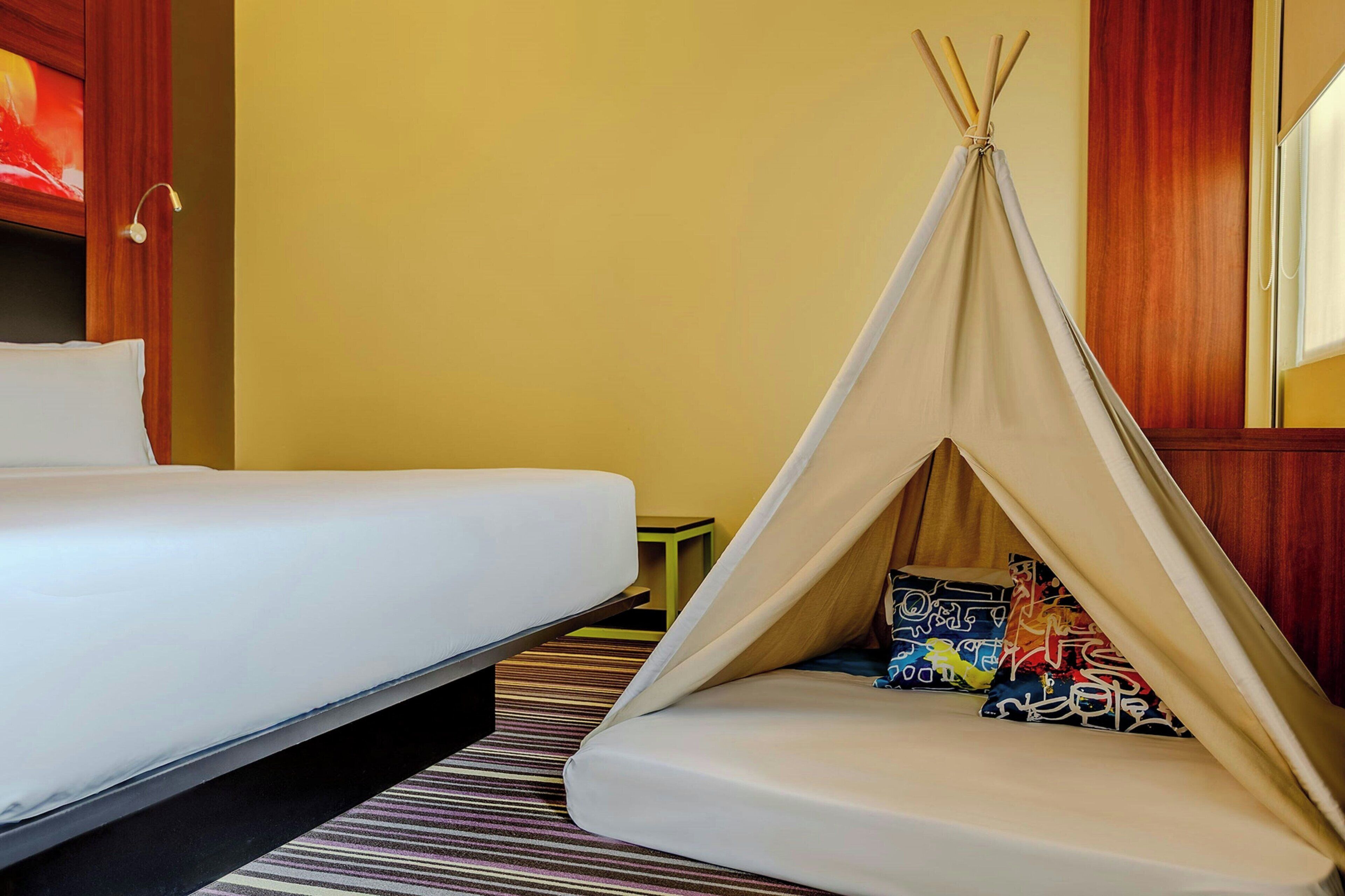 aloft, Room, 1 King Bed, City View | Minibar, in-room safe, desk, blackout drapes