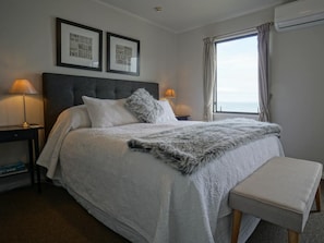 King Room | Individually decorated, individually furnished, iron/ironing board - Lands End Boutique Hotel (Bluff)